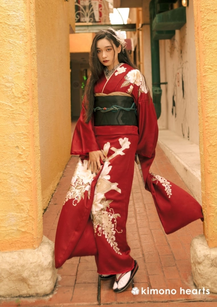 【キモノハーツ】成人式の振袖レンタル・購入 卒業式の袴レンタル 【モードスタイル】 赤 真紅 白 牡丹 弓ライカ シンプル 最先端 都会的 シック 大人 二十歳の集い クール かっこいい 最新トレンドのかわいいお洒落な振袖をお安くお得に KH-405