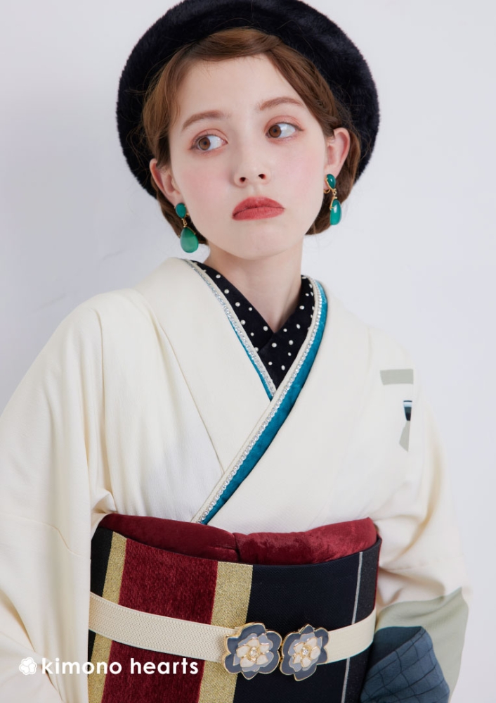 【キモノハーツ】成人式の振袖レンタル・購入 卒業式の袴レンタル 【レトロモダン】 白 香水 鞄 ファッション ワイン 加藤ナナ カラフル 派手 キッチュ ポップ 個性的 かわいい 昭和 最新トレンドのかわいいお洒落な振袖をお安くお得に FL-B107