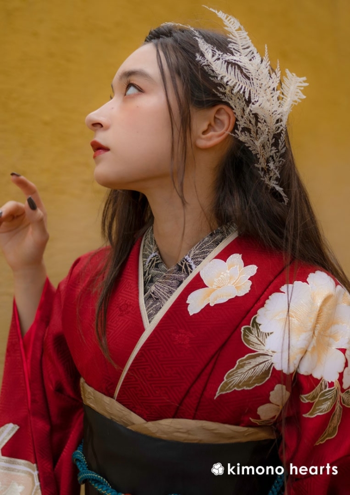 【キモノハーツ】成人式の振袖レンタル・購入 卒業式の袴レンタル 【モードスタイル】 赤 真紅 白 牡丹 弓ライカ シンプル 最先端 都会的 シック 大人 二十歳の集い クール かっこいい 最新トレンドのかわいいお洒落な振袖をお安くお得に KH-405