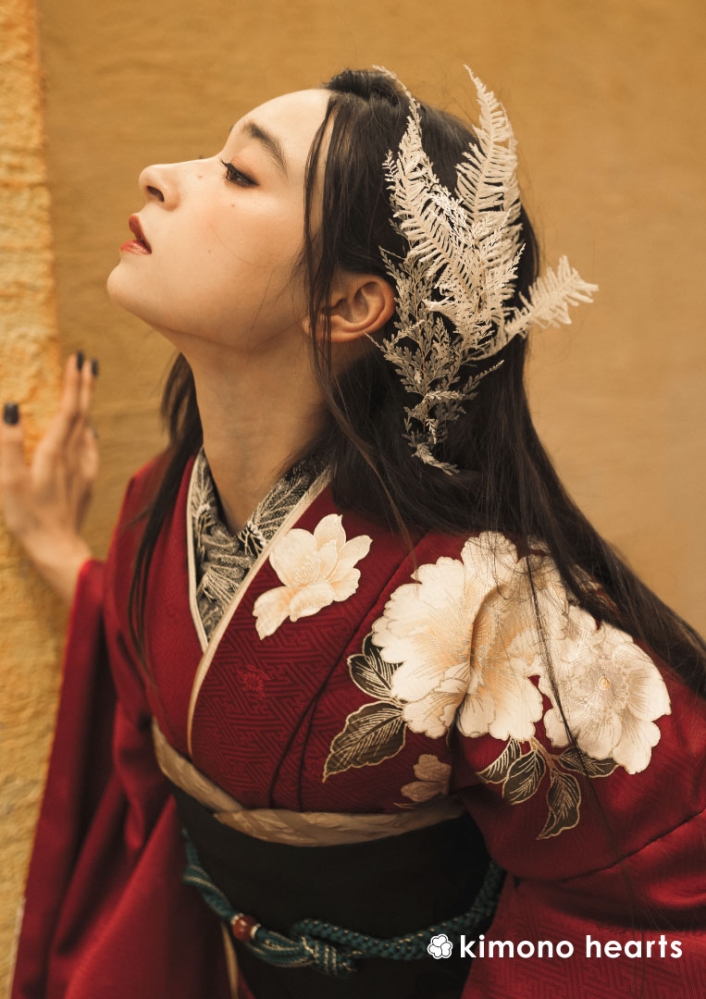 【キモノハーツ】成人式の振袖レンタル・購入 卒業式の袴レンタル 【モードスタイル】 赤 真紅 白 牡丹 弓ライカ シンプル 最先端 都会的 シック 大人 二十歳の集い クール かっこいい 最新トレンドのかわいいお洒落な振袖をお安くお得に KH-405