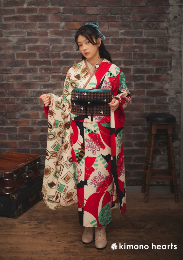 【キモノハーツ】成人式の振袖レンタル・購入 卒業式の袴レンタル 【レトロモダン】　赤　白　黒　花　トランプ　アンティーク　美絽　カラフル　派手　キッチュ　ポップ　個性的　かわいい　昭和　二十歳の集い　かわいい 最新トレンドのかわいいお洒落な振袖をお安くお得に FL-B104