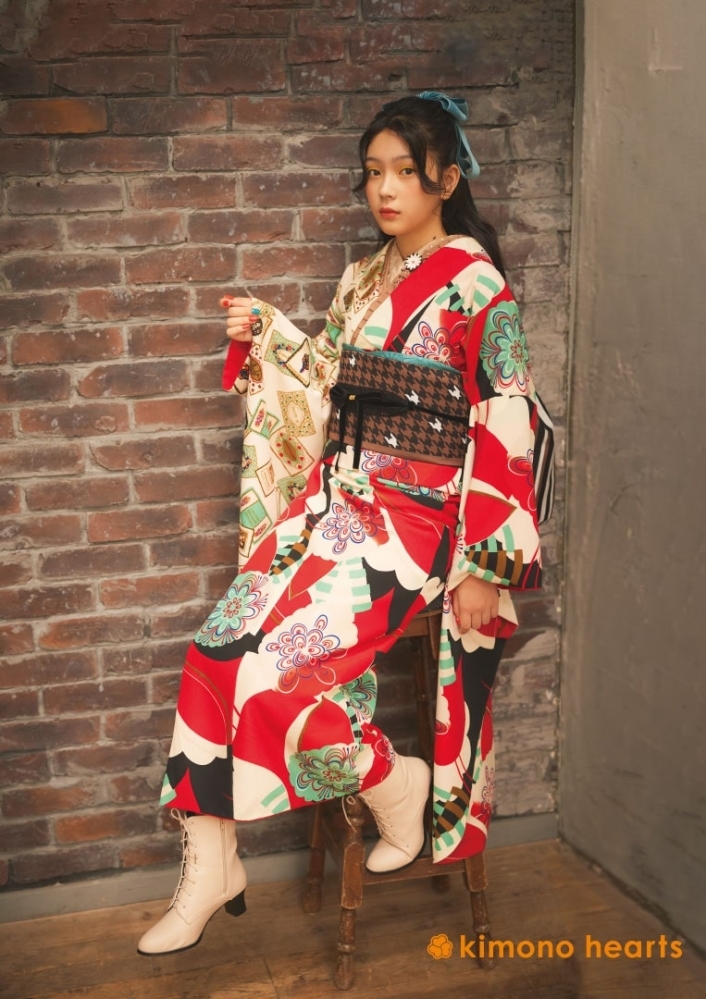 【キモノハーツ】成人式の振袖レンタル・購入 卒業式の袴レンタル 【レトロモダン】　赤　白　黒　花　トランプ　アンティーク　美絽　カラフル　派手　キッチュ　ポップ　個性的　かわいい　昭和　二十歳の集い　かわいい 最新トレンドのかわいいお洒落な振袖をお安くお得に FL-B104