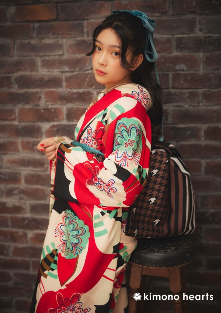 【キモノハーツ】成人式の振袖レンタル・購入 卒業式の袴レンタル 【レトロモダン】　赤　白　黒　花　トランプ　アンティーク　美絽　カラフル　派手　キッチュ　ポップ　個性的　かわいい　昭和　二十歳の集い　かわいい 最新トレンドのかわいいお洒落な振袖をお安くお得に FL-B104