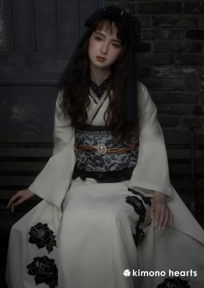 【キモノハーツ】成人式の振袖レンタル・購入 卒業式の袴レンタル 【ゴシック】白 黒 モノトーン シンプル 無地 刺繍 ロリータ シック ジュリアンヌ ダーク ドーリー ゴスロリ パンク 中世 ドール はたちの集い 最新トレンドのかわいいお洒落な振袖をお安くお得に KH-320
