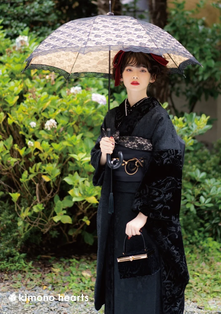 成人式 ゴシック 黒 無地 柄少なめ 加藤ナナ ブリッジマン遊七 南琴奈 ダーク ドーリー ゴスロリ 振袖 洋風 二十歳の集い