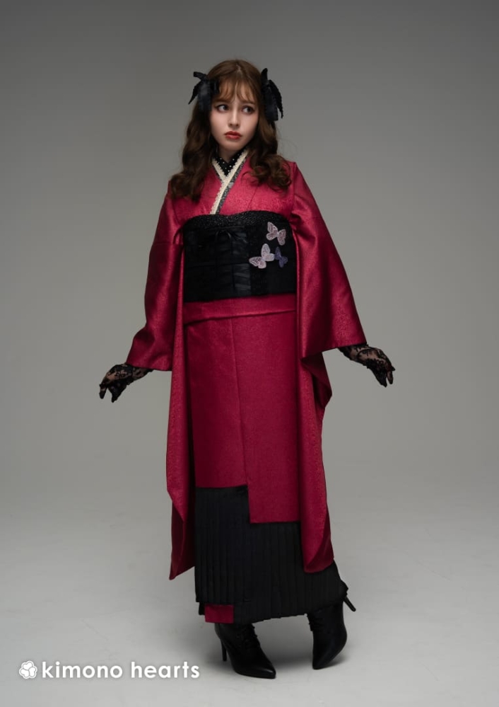 【キモノハーツ】成人式の振袖レンタル・購入 卒業式の袴レンタル 【ゴシック】　真紅　赤　黒　プリーツ　シンプル　ラメ　無地　ロリータ　シック　ダーク　ドーリー　ゴスロリ　パンク　中世　ドール　はたちの集い　最新トレンドのかわいいお洒落な振袖をお安くお得にFL-B106　加藤ナナ