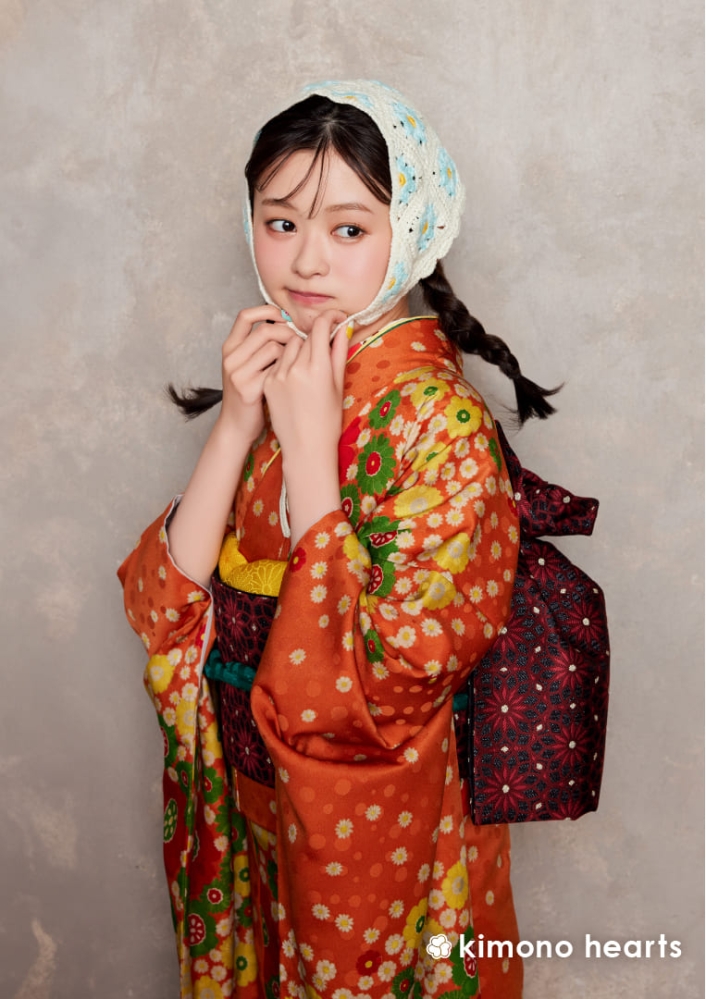 オレンジ 橙 小花 藤村木音 【キモノハーツ】成人式の振袖レンタル・購入 卒業式の袴レンタル 【レトロモダン】 シンプル カラフル 総柄 キッチュ ポップ 個性的 かわいい 昭和 最新トレンドのかわいいお洒落な振袖をお安くお得に FL-D104