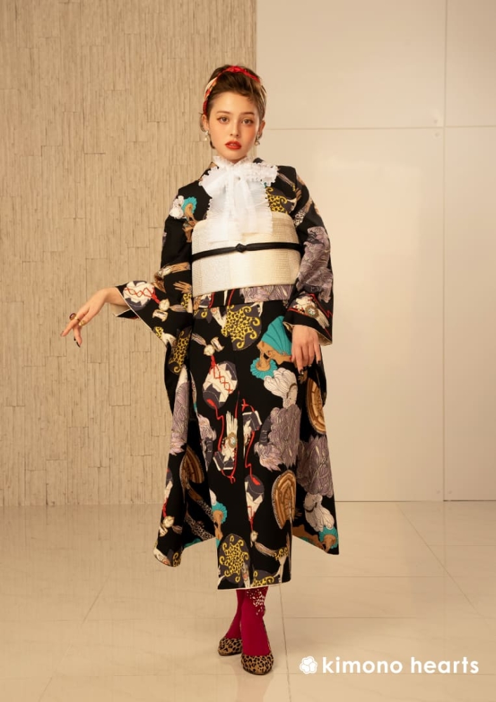 加藤ナナ【キモノハーツ】成人式の振袖レンタル・購入 卒業式の袴レンタル 【レトロモダン】　黒　青　ターコイズブルー　ツモリチサト　TSUMORICHISATO　デザイナーズ　カラフル　派手　キッチュ　ポップ　個性的　かわいい　昭和　最新トレンドのかわいいお洒落な振袖をお安くお得に　KH-185　二十歳の集い
