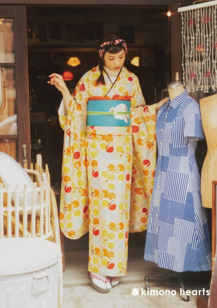 【キモノハーツ】成人式の振袖レンタル・購入 卒業式の袴レンタル 【レトロモダン】　オレンジ　黄色　水玉　ドット　バンビ　ドール　おもちゃ　カラフル　派手　キッチュ　ポップ　個性的　かわいい　昭和　二十歳の集い　はたち　最新トレンドのかわいいお洒落な振袖をお安くお得に　FL-0102