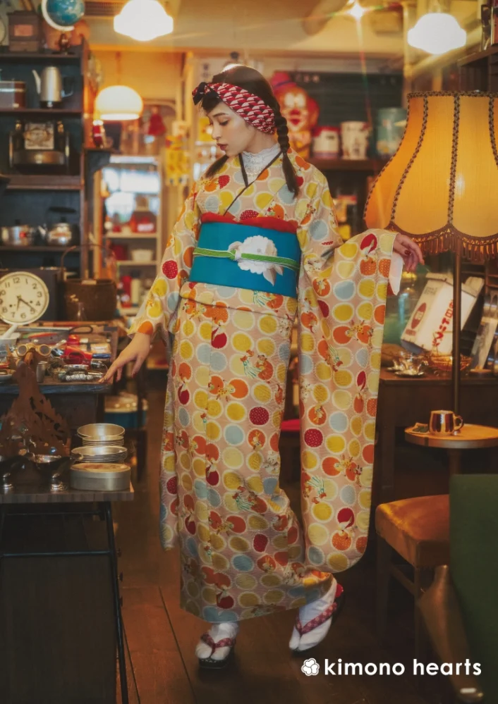 【キモノハーツ】成人式の振袖レンタル・購入 卒業式の袴レンタル 【レトロモダン】　オレンジ　黄色　水玉　ドット　バンビ　ドール　おもちゃ　カラフル　派手　キッチュ　ポップ　個性的　かわいい　昭和　二十歳の集い　はたち　最新トレンドのかわいいお洒落な振袖をお安くお得に　FL-0102
