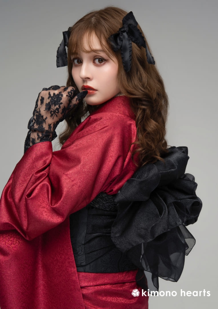 【キモノハーツ】成人式の振袖レンタル・購入 卒業式の袴レンタル 【ゴシック】　真紅　赤　黒　プリーツ　シンプル　ラメ　無地　ロリータ　シック　ダーク　ドーリー　ゴスロリ　パンク　中世　ドール　はたちの集い　最新トレンドのかわいいお洒落な振袖をお安くお得にFL-B106　加藤ナナ