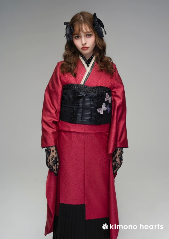 【キモノハーツ】成人式の振袖レンタル・購入 卒業式の袴レンタル 【ゴシック】　真紅　赤　黒　プリーツ　シンプル　ラメ　無地　ロリータ　シック　ダーク　ドーリー　ゴスロリ　パンク　中世　ドール　はたちの集い　最新トレンドのかわいいお洒落な振袖をお安くお得にFL-B106　加藤ナナ