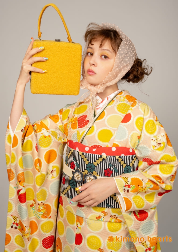 加藤ナナ【キモノハーツ】成人式の振袖レンタル・購入 卒業式の袴レンタル 【レトロモダン】　オレンジ　黄色　水玉　ドット　バンビ　ドール　おもちゃ　カラフル　派手　キッチュ　ポップ　個性的　かわいい　昭和　二十歳の集い　はたち　最新トレンドのかわいいお洒落な振袖をお安くお得に　FL-0102