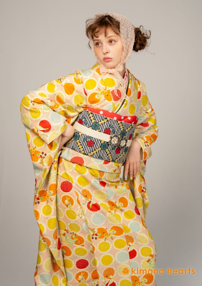 加藤ナナ【キモノハーツ】成人式の振袖レンタル・購入 卒業式の袴レンタル 【レトロモダン】　オレンジ　黄色　水玉　ドット　バンビ　ドール　おもちゃ　カラフル　派手　キッチュ　ポップ　個性的　かわいい　昭和　二十歳の集い　はたち　最新トレンドのかわいいお洒落な振袖をお安くお得に　FL-0102