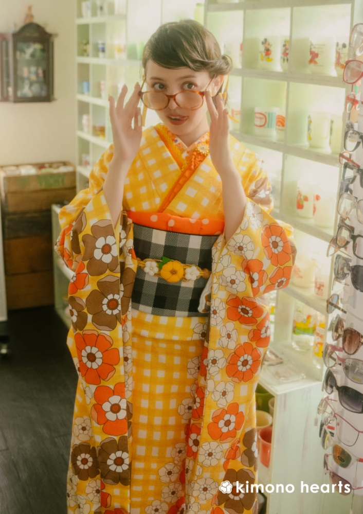 黄　オレンジ　ビタミンカラー　チェック　花　加藤ナナ　【キモノハーツ】成人式の振袖レンタル・購入 卒業式の袴レンタル 【レトロモダン】 カラフル　総柄　キッチュ　ポップ　個性的　かわいい　昭和　最新トレンドのかわいいお洒落な振袖をお安くお得に　KH-566