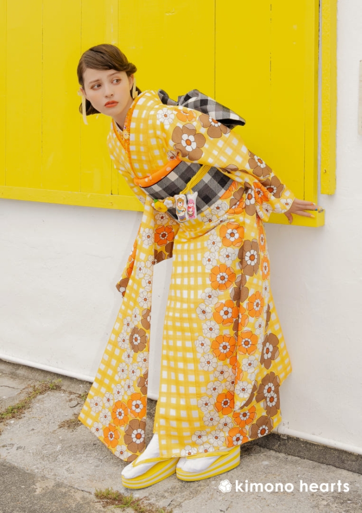 黄 オレンジ ビタミンカラー チェック 花 加藤ナナ 【キモノハーツ】成人式の振袖レンタル・購入 卒業式の袴レンタル 【レトロモダン】 カラフル 総柄 キッチュ ポップ 個性的 かわいい 昭和 最新トレンドのかわいいお洒落な振袖をお安くお得に KH-566