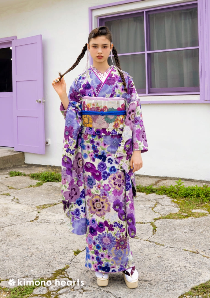 洋風 紫 藤色 小花 ブリッジマン遊七 【キモノハーツ】成人式の振袖レンタル・購入 卒業式の袴レンタル 【レトロモダン】 カラフル 総柄 キッチュ ポップ 個性的 かわいい 昭和 最新トレンドのかわいいお洒落な振袖をお安くお得に KH-560