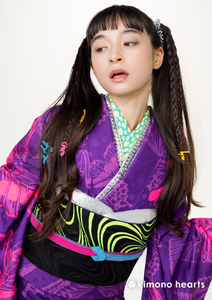紫 蝶々 ちょうちょ 洋柄 弓ライカ 【キモノハーツ】成人式の振袖レンタル・購入 卒業式の袴レンタル 【ストリートアンドコー】 個性的 派手 ビビッド 奇抜 被らない 珍しい 自由 最新トレンドのかわいいお洒落な振袖をお安くお得に KH-556