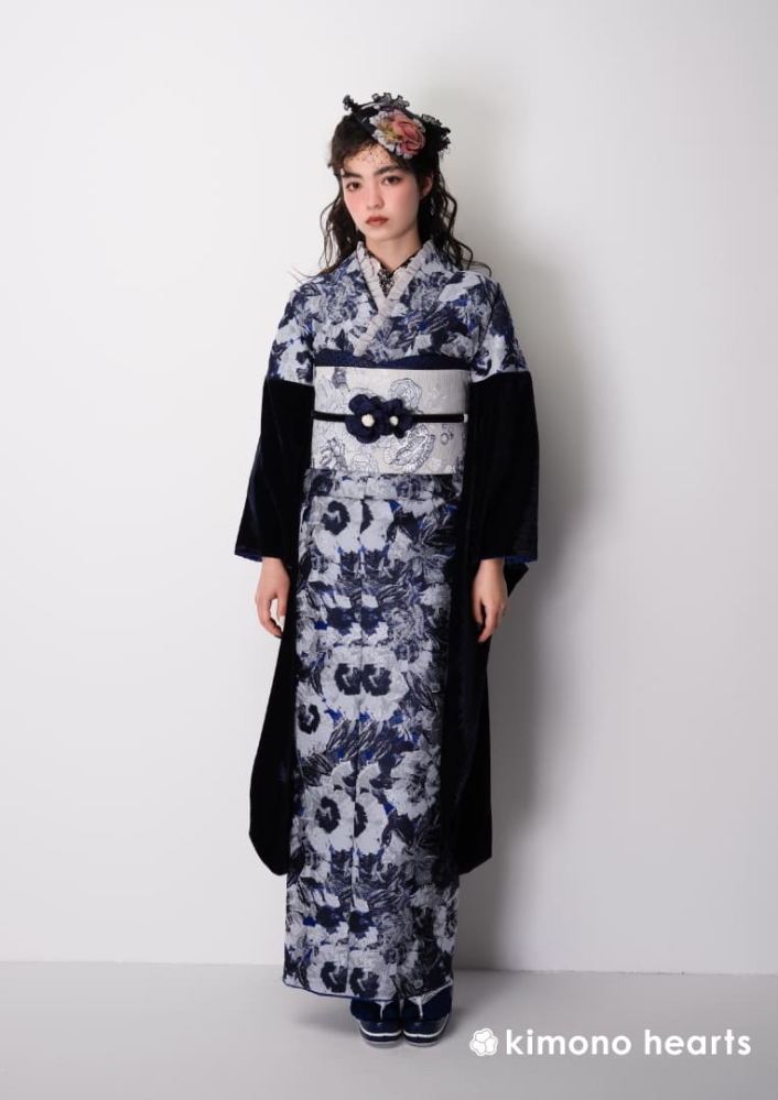 黒 白 青 紺 洋花 洋風 モノトーン 個性的 ヴィラットあやめ【キモノハーツ】成人式の振袖レンタル・購入 卒業式の袴レンタル 【ゴシック】 ロリータ シック ダーク ドーリー ゴスロリ パンク 中世 ドール はたちの集い 最新トレンドのかわいいお洒落な振袖をお安くお得に KH-526
