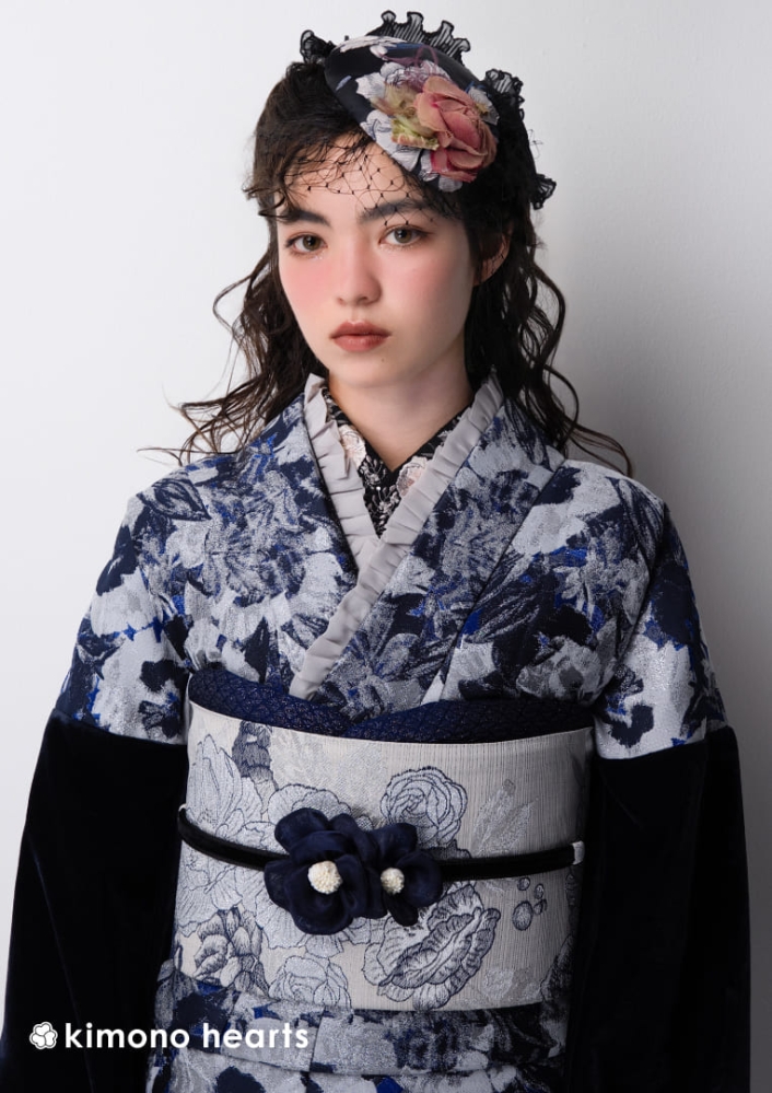黒 白 青 紺 洋花 洋風 モノトーン 個性的 ヴィラットあやめ【キモノハーツ】成人式の振袖レンタル・購入 卒業式の袴レンタル 【ゴシック】 ロリータ シック ダーク ドーリー ゴスロリ パンク 中世 ドール はたちの集い 最新トレンドのかわいいお洒落な振袖をお安くお得に KH-526