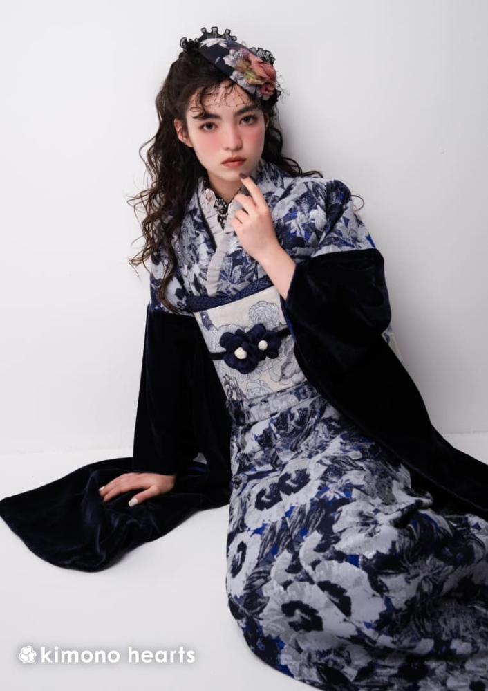 黒 白 青 紺 洋花 洋風 モノトーン 個性的 ヴィラットあやめ【キモノハーツ】成人式の振袖レンタル・購入 卒業式の袴レンタル 【ゴシック】 ロリータ シック ダーク ドーリー ゴスロリ パンク 中世 ドール はたちの集い 最新トレンドのかわいいお洒落な振袖をお安くお得に KH-526