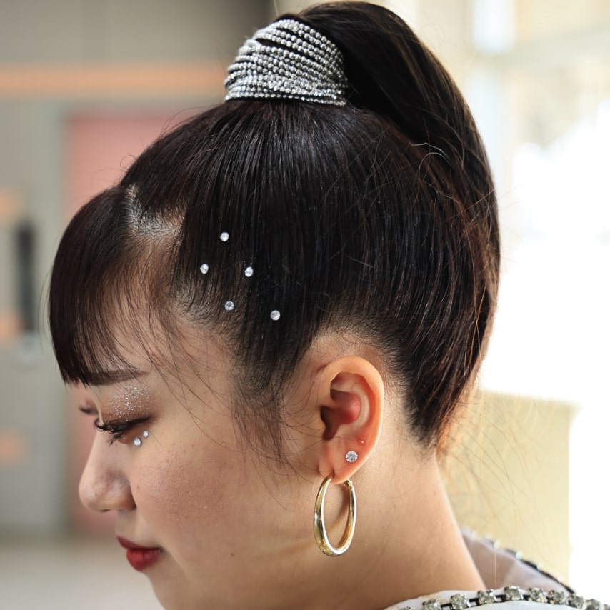 シンプルなポニー。水滴のようなビジューを髪だけでなく目元や耳にも飾って。引き算の美を感じさせる。