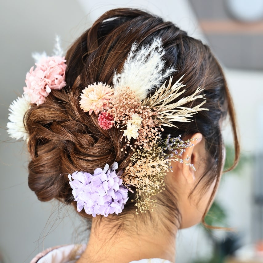 ナチュラルなシニヨンにドライな質感の花々が好相性。純粋無垢な少女らしさも漂わせるスタイルです。