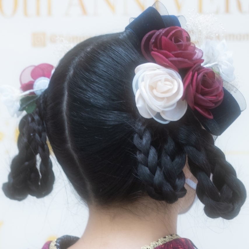 きっちり編んだ三つ編みをくるりとまとめて、薔薇と黒のリボンでドレスアップ。気分はゴシックドール。