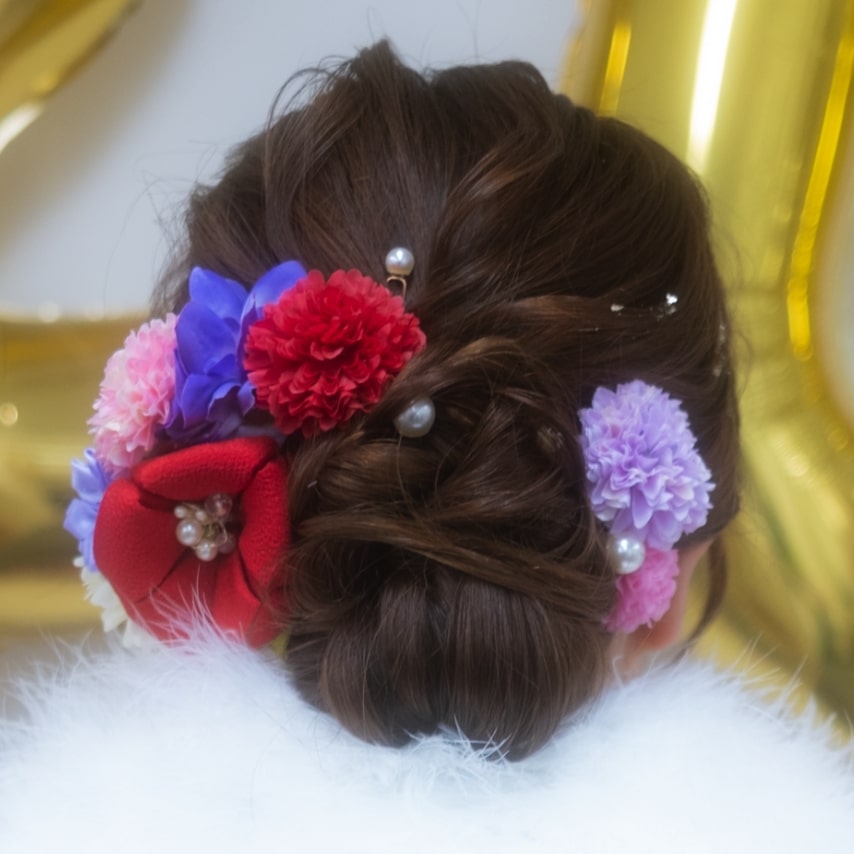 捻りながらまとめたシニヨンでフェミニンに。パールのヘアピンが花から零れた朝露のようですてき。
