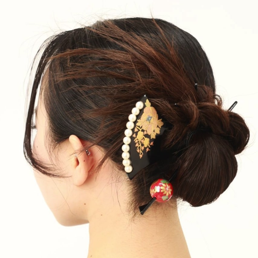 きちんとまとめつつ、毛先を遊ばせて華やかにしたヘアスタイル。クラシカルなかんざしでこなれ感を出して。