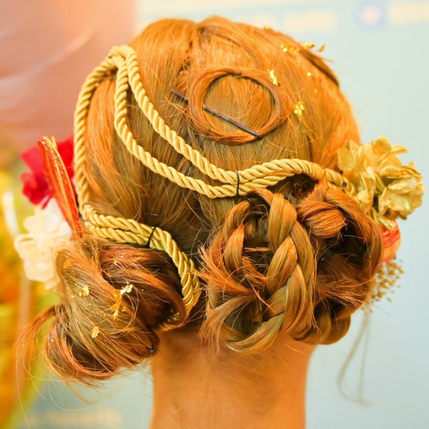ゆるくまとめたり、三つ編みをしたり...様々なお団子のアンバランスさに遊び心を感じるヘアアレンジ。ゴールドで揃えた髪飾りで一層煌めいて。