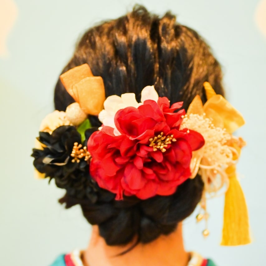 品よく編んでまとめたヘアスタイルに大振りの髪飾りでハレの日らしく。揺れるタッセルに二十歳らしい元気さと大和撫子らしい雅さを感じます。