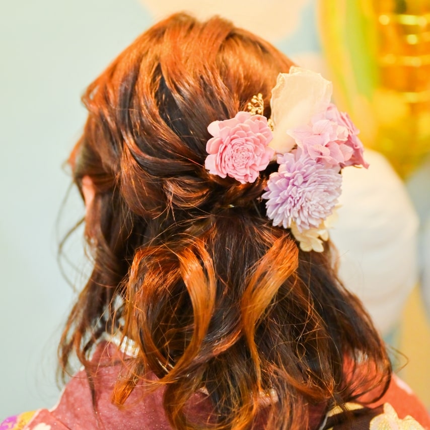 スジ感を出した編み込みハーフアップに甘いピンクで色を合わせて選んだヘアアクセサリーでとことんガーリーに。