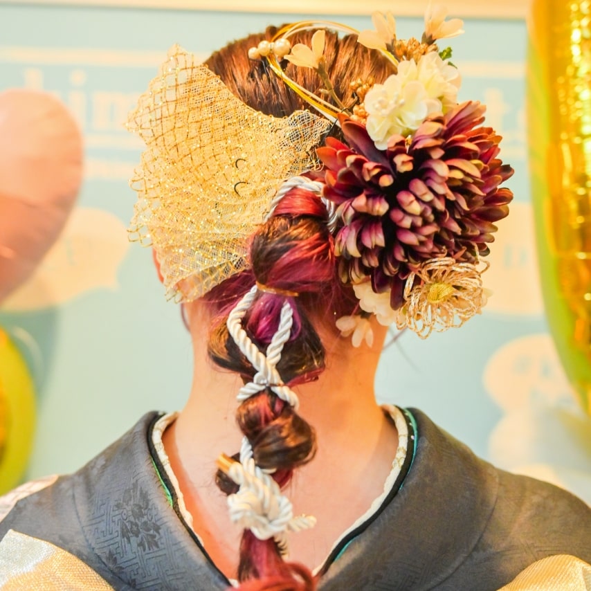 ローズカラーのインナーカラーがカワイイ玉ねぎアレンジ。ヘアカラーと同じトーンの大輪の菊が麗しい。白銀の和紐が映えます。