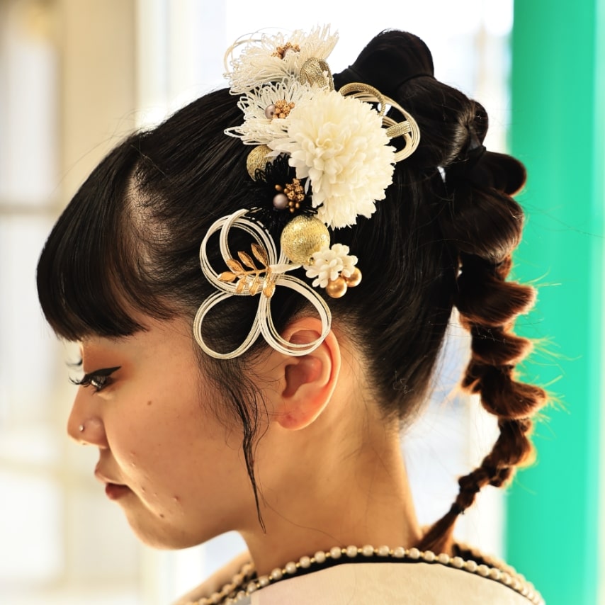キュッとまとまりの良いタマネギヘアはミディアムのボリュームだからこそ叶います。ドライフラワー風の髪飾りで甘さも足して。