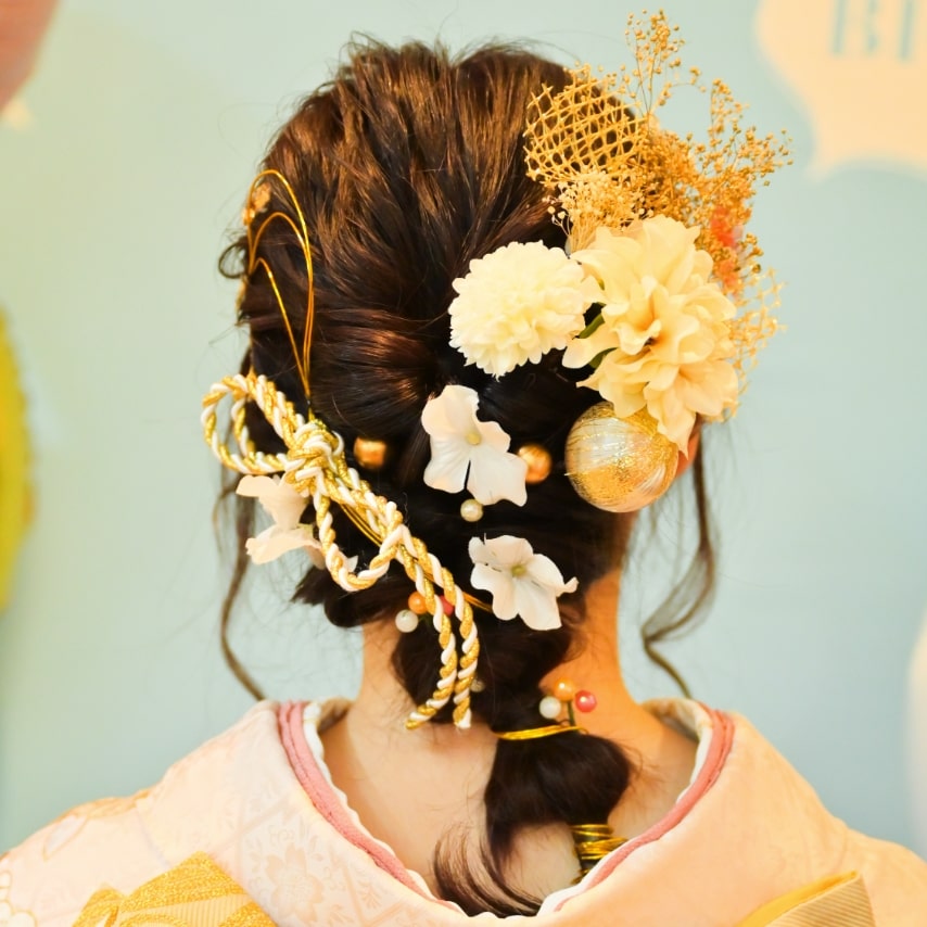 編み込みヘアでまとめた髪をキャンバスにして自由自在に髪飾りを飾って。右と左で横顔の印象も変わります。