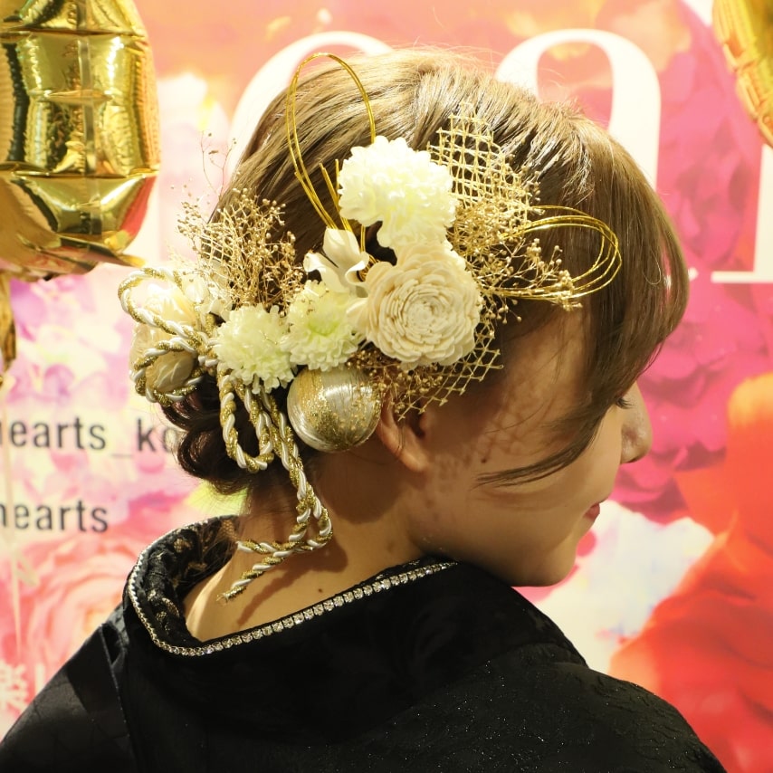 黒の振袖にハイトーンのヘアカラーとワントーンの髪飾りでゴシックコーデに神聖さを足して。