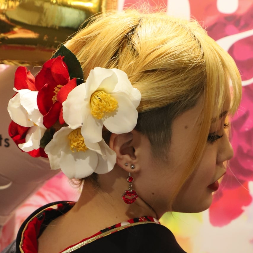黒・赤のお振袖に紅白の椿の髪飾りは好相性。ハイトーンのヘアカラーも粋に輝きます。刈上げでハードさをスパイスに。