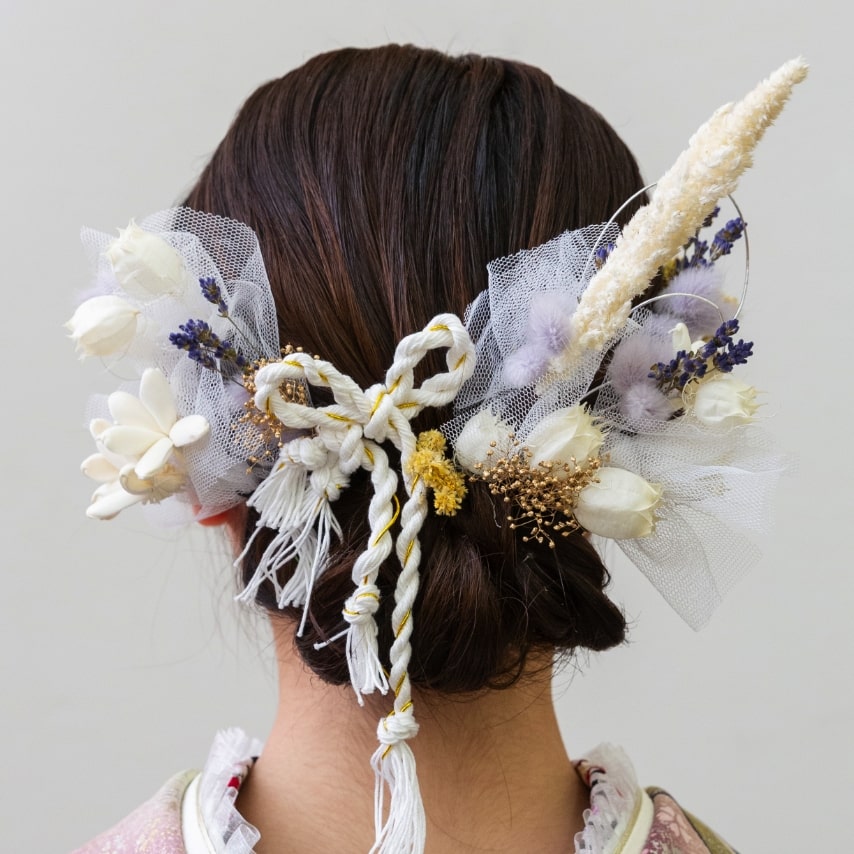 ドライフラワー風の髪飾りをたっぷり飾ってシャビーシックに。シンプルなまとめ髪はどんなヘアアクセサリーを着けるか、ワクワクしますね。和紐を結んで、大和心をお忘れなく。