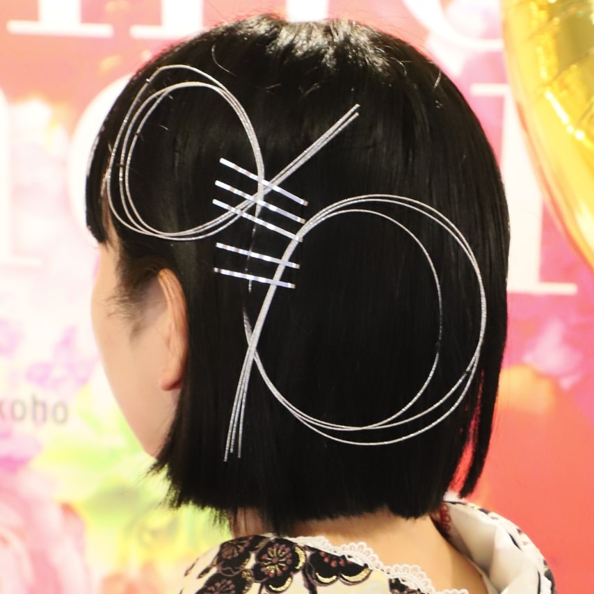シルバーの水引とヘアピンでスタイリッシュに。おかっぱショートの直線具合に水引きの曲線が映えます。
