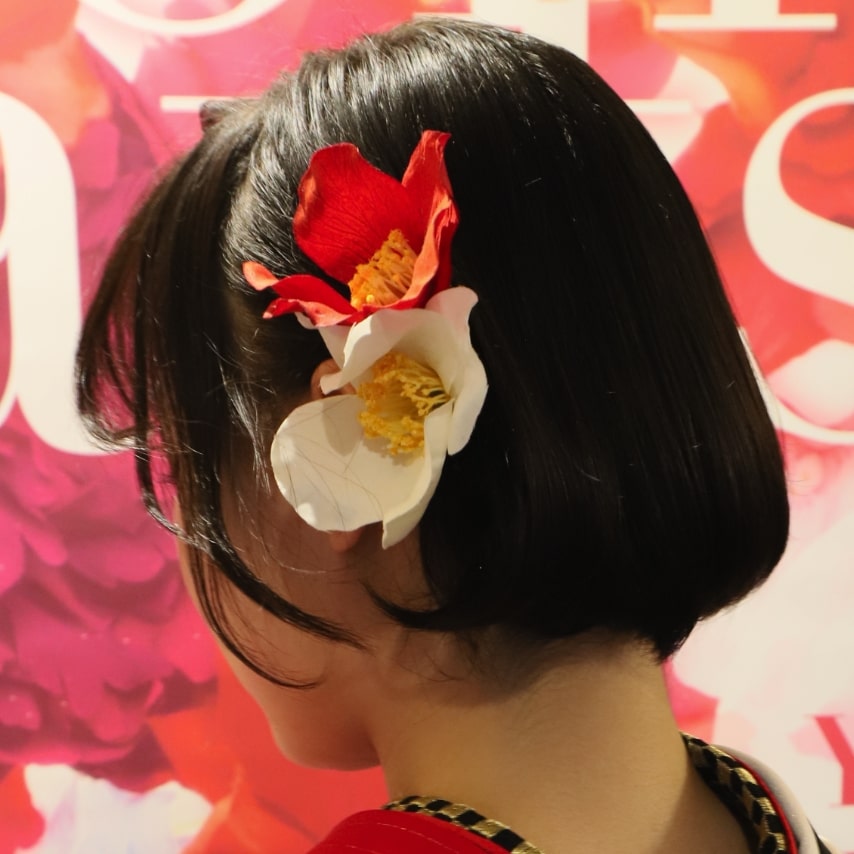 くりんと内巻きにして、紅白の椿を2輪。小粋なヘアアレンジで、ハイカラ女子の憧れの的へ。
