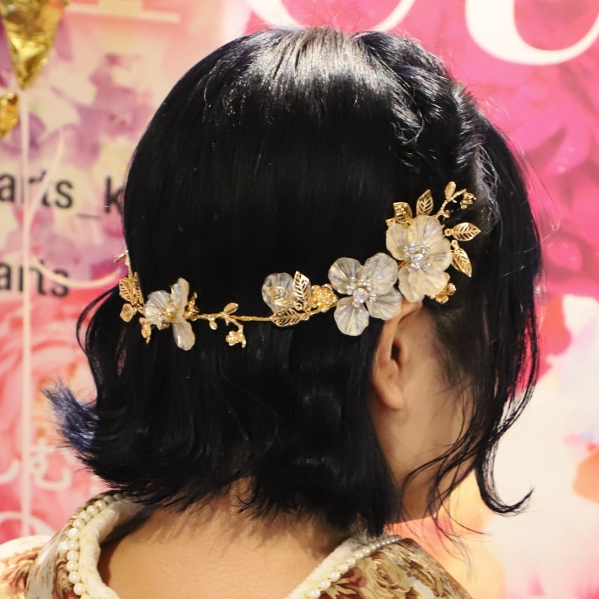 編み込みカチューシャと繊細なデザインのヘッドドレスで、甘くクラシカルに仕上げます。