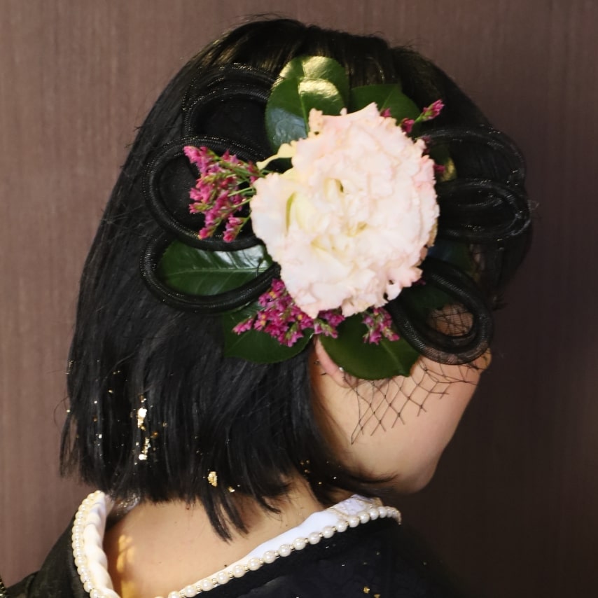 個性的な生花風の髪飾りを片耳に着けて、粋にキメましょう。金箔で煌めきを足すのもお忘れなく。
