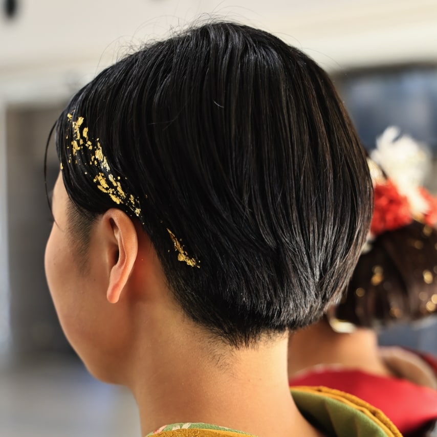 しっとりまとめたショートヘアに金箔を一筋。飾りすぎない清らかさが、心地よくてかっこいい。
